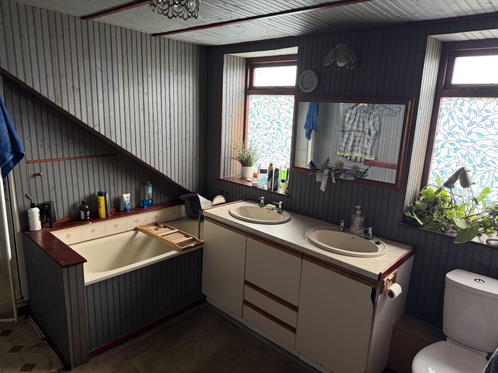 Lot: 58 - FREEHOLD DETACHED COTTAGE FOR INVESTMENT - Bathroom with bath and shower cubicle